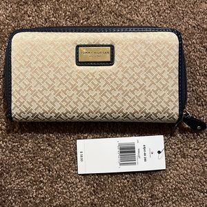 A Brand New beautiful Checkbook Tommy Hilfiger Wallet with Tags on !